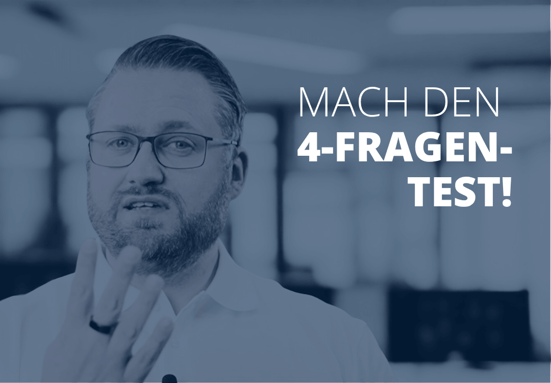 Sven Stopka neben Schriftzug „Mach den 4-Fragen-Test“ zum Thema Finanzielle Bildung