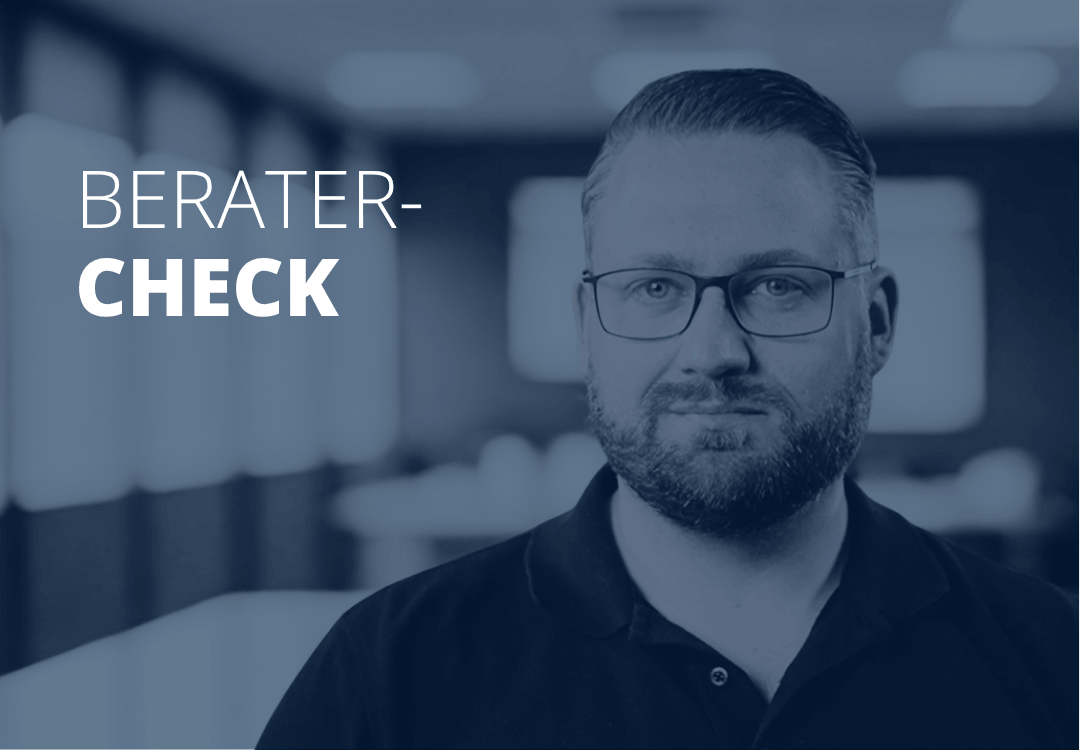 Sven Stopka neben Schriftzug „Beratercheck“ zum Thema Finanzberatung