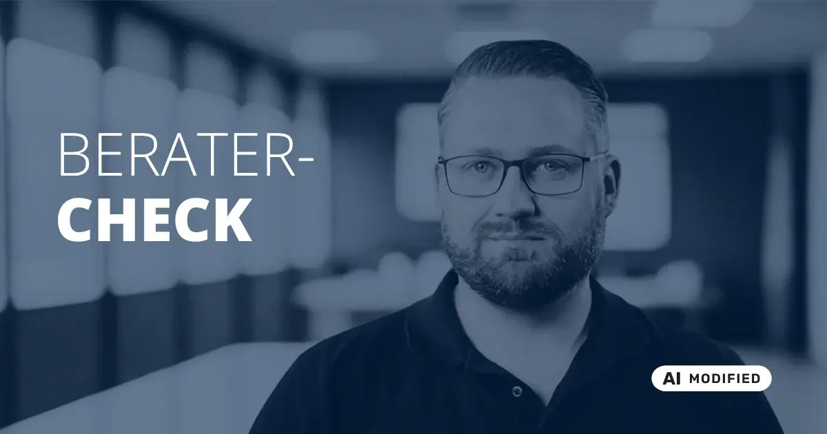 Sven Stopka neben Schriftzug „Beratercheck“ zum Thema Finanzberatung