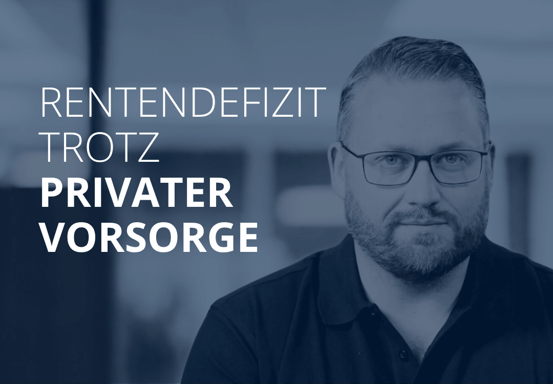Sven Stopka neben Schriftzug „Rentendefizit trotz privater Vorsorge“ zum Thema Altersvorsorge