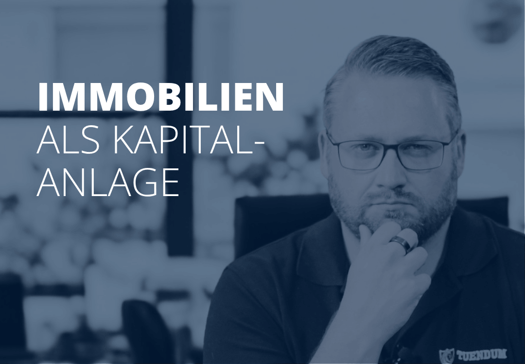 Sven Stopka neben Schriftzug „Immobilien als Kapitalanlage“ zum Thema Immobilien