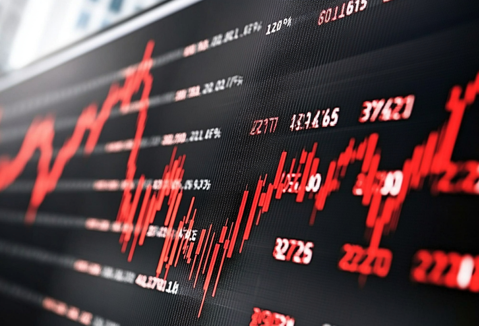 Rote fallende Börsenkurse auf einem digitalen Chart, symbolisieren eine Finanzkrise